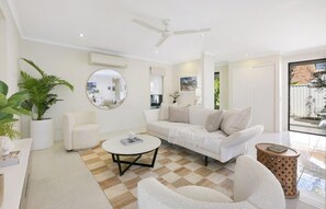 Villa, 4 Schlafzimmer | Wohnbereich | Flachbildfernseher