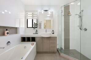 Villa, 4 Bedrooms | Bathroom - Riviera Road Miami - 4BRM Dual Villa (Miami)