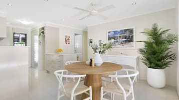 Villa, 4 Bedrooms | Makan dalam bilik