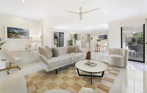 Villa, 4 slaapkamers | Woonruimte | Flatscreentelevisie