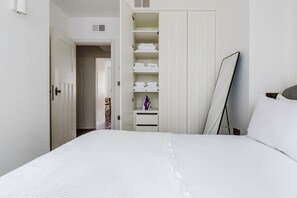 2 bedrooms, iron/ironing board, WiFi, bed sheets - Modern Fitzrovia 2BR, Furnished, Decorated & Ready, by Blueground (London)