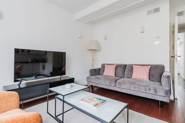 TV, stereo - Modern Fitzrovia 2BR, Furnished, Decorated & Ready, by Blueground (London)