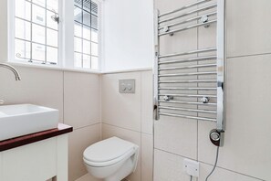 Hair dryer, towels - Modern Fitzrovia 2BR, Furnished, Decorated & Ready, by Blueground (London)