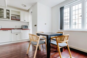 Dining - Modern Fitzrovia 2BR, Furnished, Decorated & Ready, by Blueground (London)