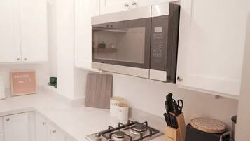 Kjøleskap, mikrobølgeovn, kokeplater og kaffetrakter/tekoker