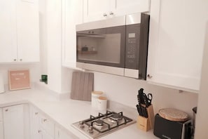 Réfrigérateur, micro-ondes, plaque de cuisson, cafetière/bouilloire