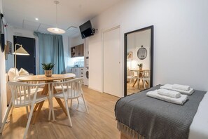 Tabla de planchar con plancha, wifi gratis y ropa de cama 