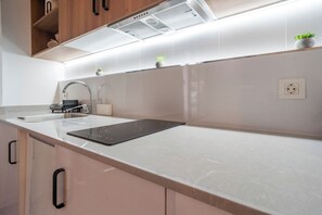 Een koelkast, een magnetron, een kookplaat, een vaatwasser