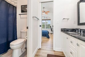 6 bedrooms, desk, iron/ironing board, free WiFi