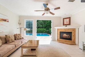 Smart TV, fireplace, DVD player, table football