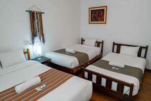 Standard háromágyas szoba | Íróasztal és ingyenes wifi