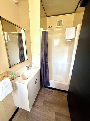 Family Cabin, Ocean View, Beachside | Bathroom | Towels, soap, shampoo, toilet paper