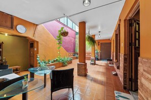 Comfort House | Living area | 32-inch TV with cable channels - Charming 2BR Retreat in Lomas de Bezares (Mexico City)