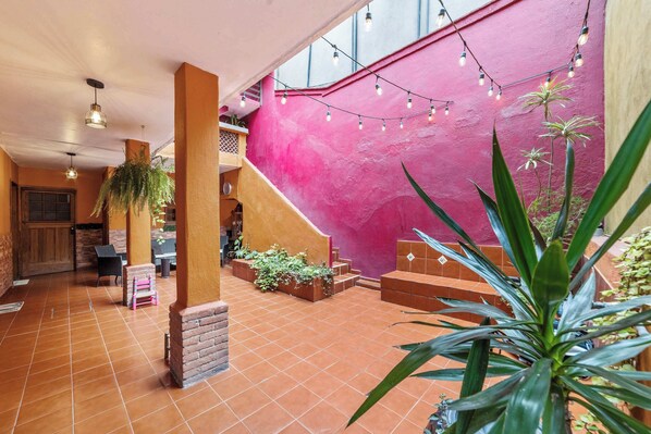 Comfort House | Living area | 32-inch TV with cable channels - Charming 2BR Retreat in Lomas de Bezares (Mexico City)