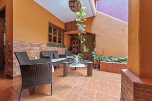 Comfort House | Living area | 32-inch TV with cable channels - Charming 2BR Retreat in Lomas de Bezares (Mexico City)