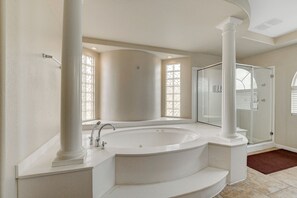 Douche, baignoire à jets, sèche-cheveux, serviettes fournies