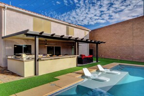 Outdoor pool, a heated pool - Close to Airport, Stadium, and Strip. Villa with Amazing Pool and BBQ/Bar Area (Las Vegas)