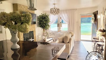 Smart TV, chimenea y libros