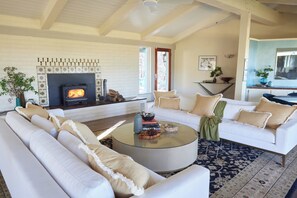 Smart-TV, peis og bøker