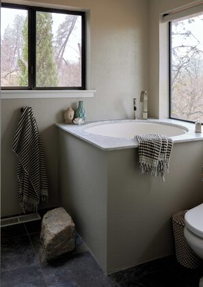 Douche, séchoir à cheveux, serviettes fournies, savon