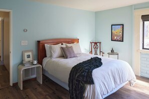 3 bedrooms, desk, WiFi, bed sheets