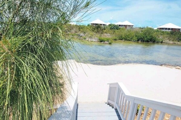 Property grounds - Charming 1-bedroom Waterfront cottage in tranquil Chalk Sound (Providenciales)