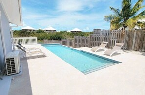 Pool - Charming 1-bedroom Waterfront cottage in tranquil Chalk Sound (Providenciales)