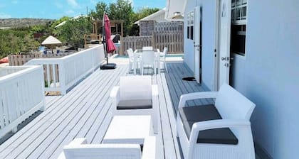 Charming 1-bedroom Waterfront cottage in tranquil Chalk Sound