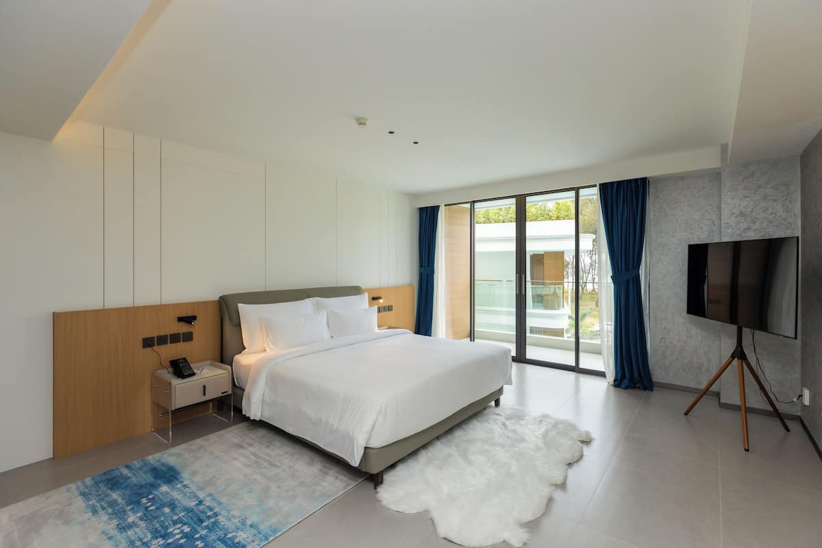 Executive Suite, 2 Bedrooms, Balcony, Sea View | Minibar, in-room safe, desk, laptop workspace