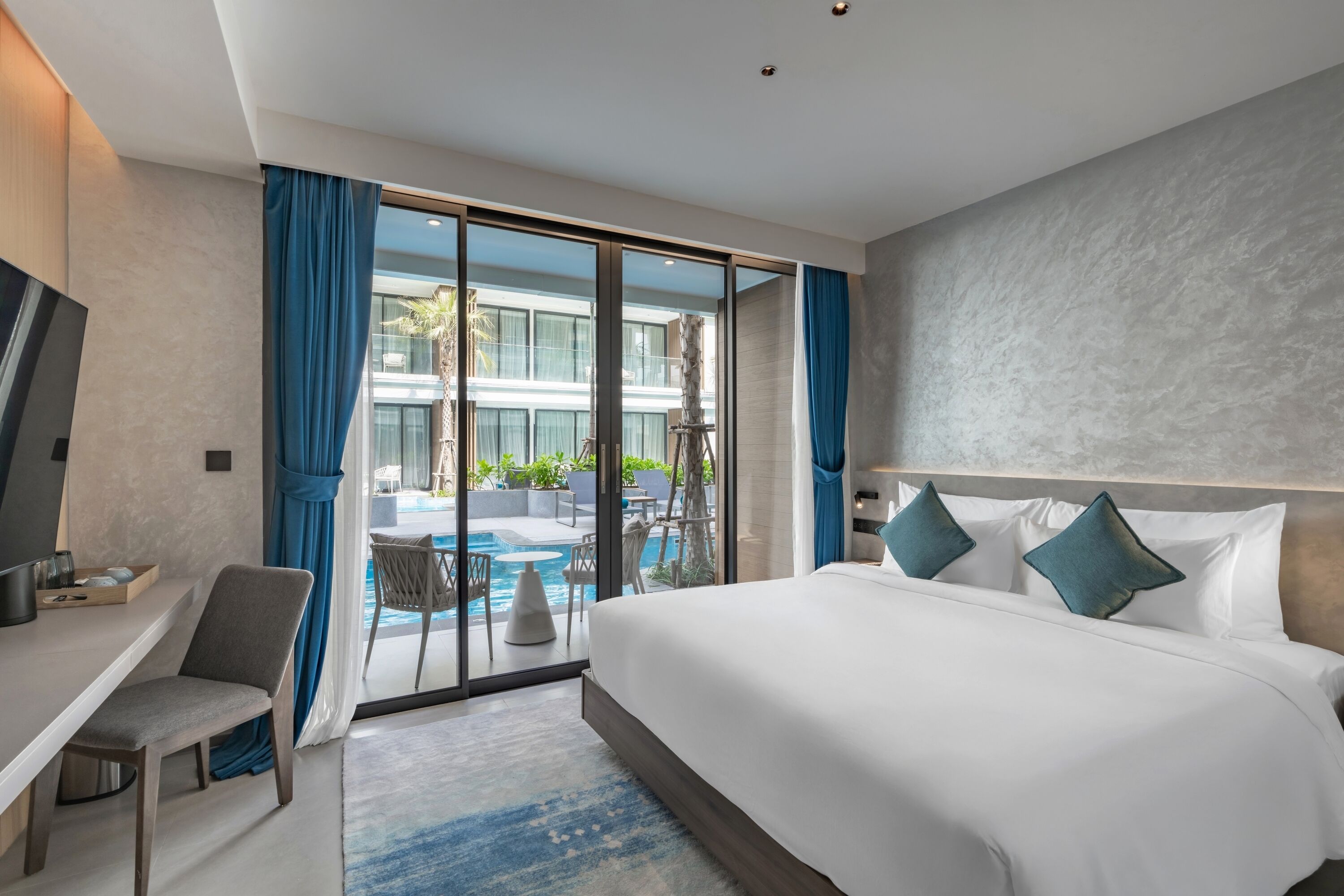 Chambre Double « Premier », 1 très grand lit, vue piscine, en bord de piscine | Minibar, coffres-forts dans les chambres, bureau