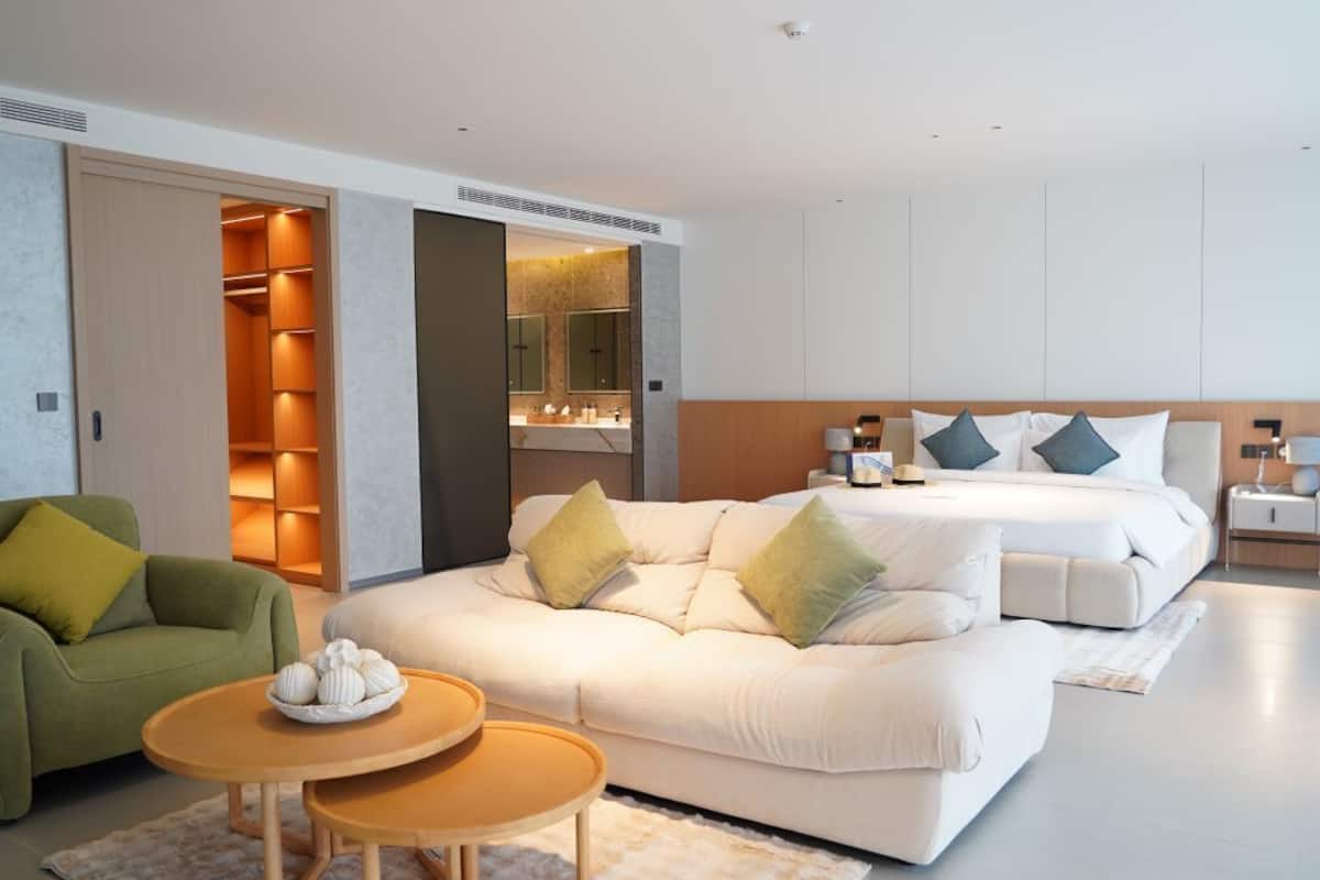 Royal Suite, 2 Bedrooms, Balcony, Sea View | Minibar, in-room safe, desk, laptop workspace