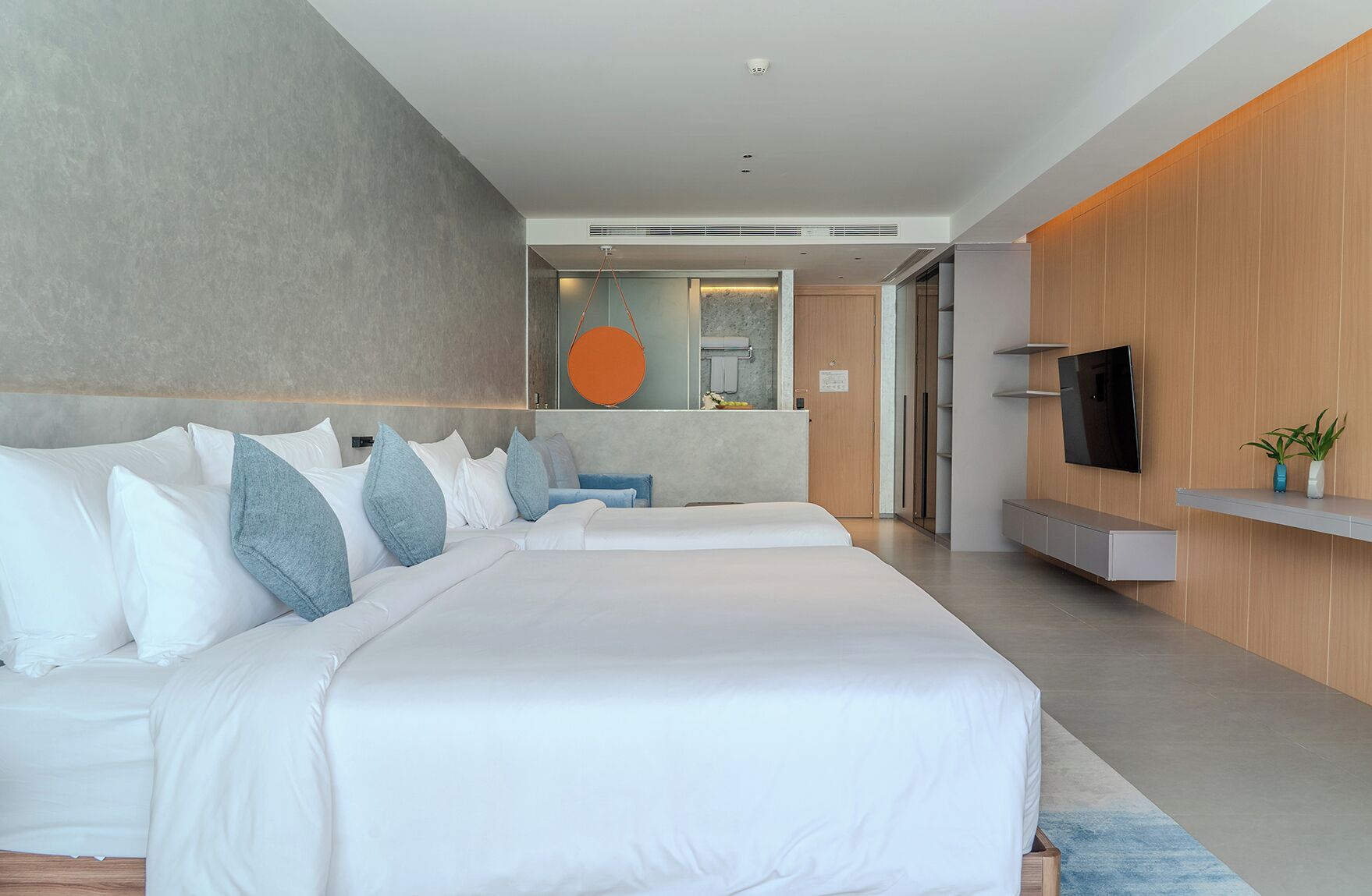 Minibar, coffres-forts dans les chambres, bureau