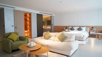 Minibar, caja de seguridad en la habitación y escritorio