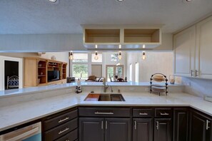 Private kitchen - Luxury Beach Getaway on Golf Course (Manzanita)