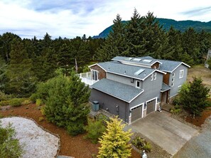 Exterior - Luxury Beach Getaway on Golf Course (Manzanita)