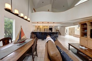 Living area - Luxury Beach Getaway on Golf Course (Manzanita)