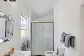 Chuveiro, secador de cabelo, toalhas de banho, papel higiênico