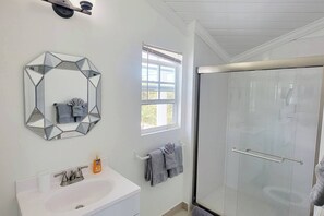 Douche, séchoir à cheveux, serviettes fournies, papier de toilette