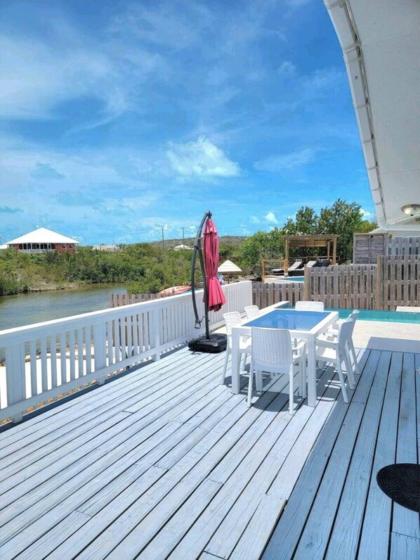 Outdoor dining - Charming Waterfront cottage in peaceful with WiFi, AC (Providenciales)