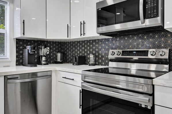 Frigorífico, microondas, horno y placa de cocina