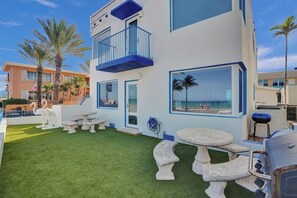 Outdoor dining - Sunset Oceanfront Retreat (Hollywood)