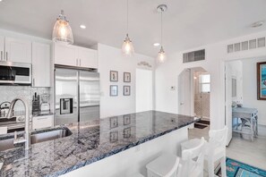 Fridge, microwave, oven, stovetop - Sunset Oceanfront Paradise (Hollywood)