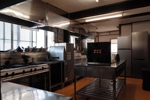 Réfrigérateur, micro-ondes, plaque de cuisson