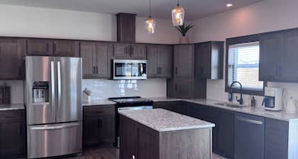 Family friendly spacious 4-bedroom house in charming Pinedale