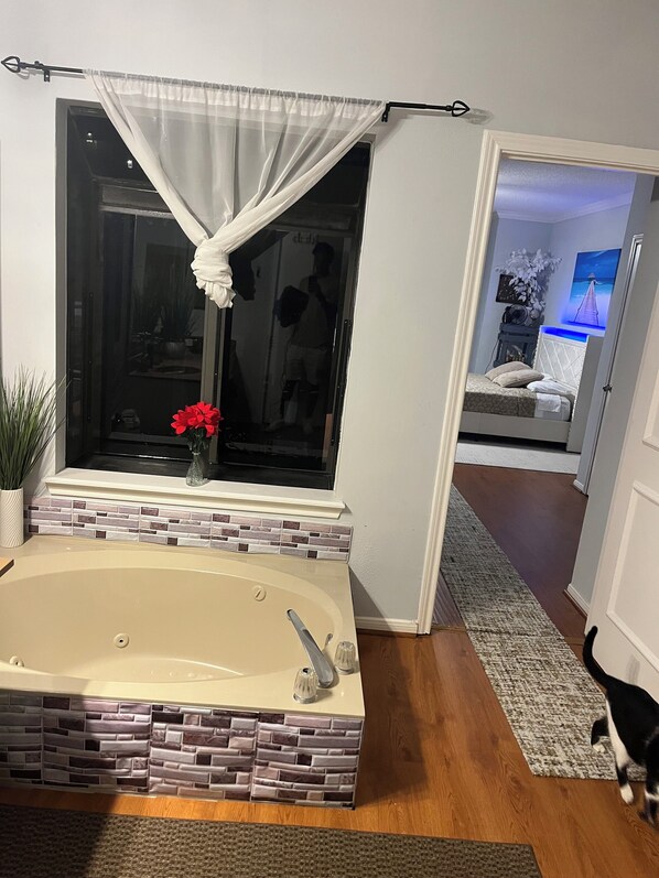 3 室のベッドルーム、WiFi (無料)、ベッドシーツ