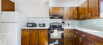Cozy dog-friendly house w/ fireplace, firepit, loft, deck, TV's, wifi, kitchen