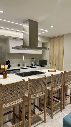 Geladeira, micro-ondas, fogão, cooktop