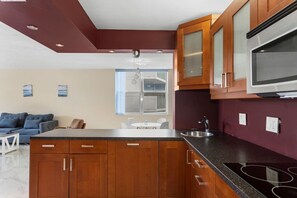 Refrigerador, microondas, placa de cocina, lavavajillas
