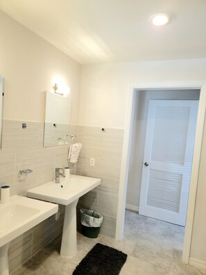 Douche, sèche-cheveux, bidet, serviettes fournies