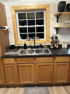 Fridge, microwave, oven, stovetop - Bayside Bungalow: Charming 2-bedroom house with AC in cozy Caseville (Caseville)
